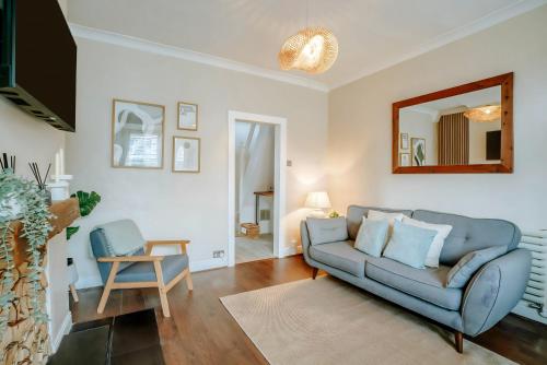 Et opholdsområde på Central Harrogate Townhouse, Stylish 3-Bed, Parking and WiFi