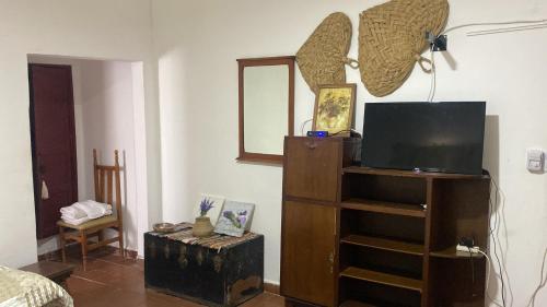 soggiorno con TV su armadio in legno di Hosteria Calamuchita a Villa del Dique