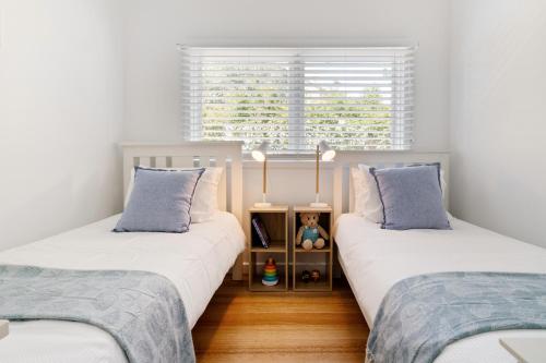 a bedroom with two twin beds and a window at The Ocean Gem at Rosebud with its own Private Beach Box in Rosebud