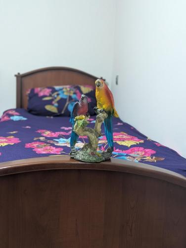 twee vogels op een bed bij Home Sweet in Balaovit