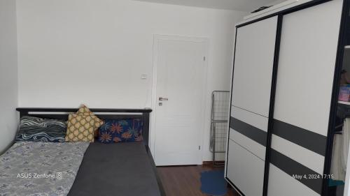 een slaapkamer met een bed en een glazen schuifdeur bij Studio Leo in Iaşi