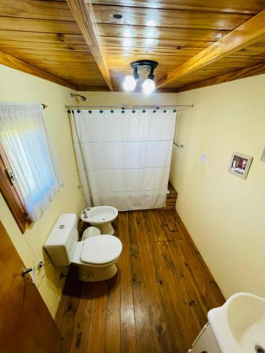a bathroom with two toilets and two sinks at Cabaña 4 in Necochea