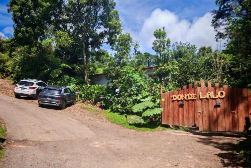een auto geparkeerd naast een hek met een bordje 'vrachtwagen' bij Tipi Bribri in Heredia