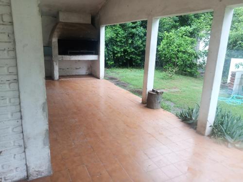 een lege veranda van een huis met een patio bij Quinta con pileta Las Acacias in Paraná