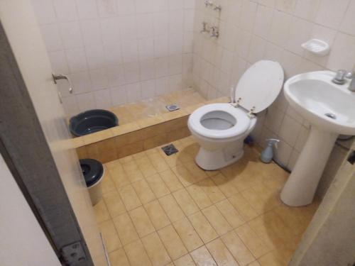 een badkamer met toilet en wastafel bij Quinta con pileta Las Acacias in Paraná