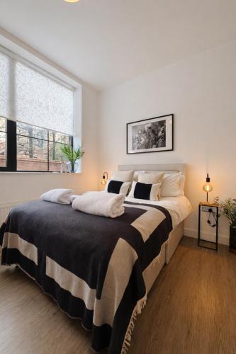 een slaapkamer met twee bedden en een groot raam bij Chester's - Central Chester Stays - 2 Cuppin Street - 2 Minute Walk From Shops in Chester