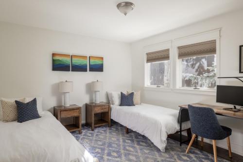 En eller flere senge i et værelse på Smuggler Mine - Modern Pet Friendly Retreat Near Slopes