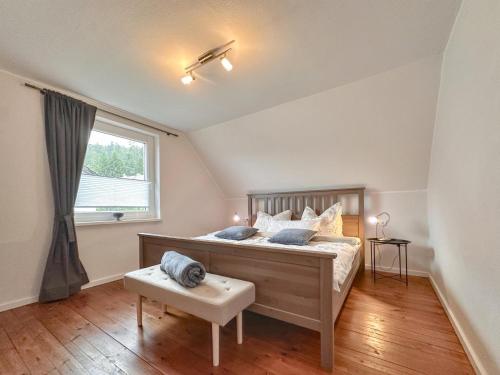 ein Schlafzimmer mit einem großen Bett und einem Fenster in der Unterkunft Hochfels in Stadlern