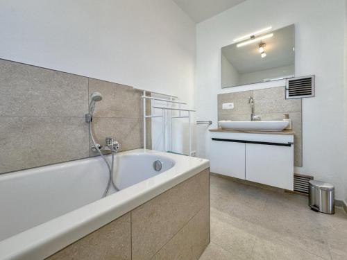 ein Badezimmer mit Badewanne und Waschbecken in der Unterkunft Hochfels in Stadlern