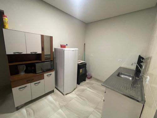 a kitchen with a refrigerator and a sink at Ap Seabra 2 quartos in Seabra