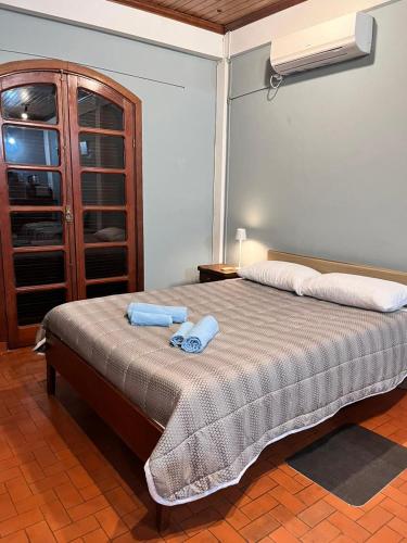 a bedroom with a bed with two towels on it at Monoambiente Alegre in Paso de los Libres