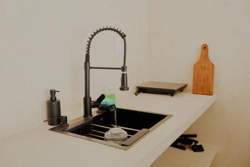 un bancone della cucina con lavandino e tagliere di Depa 39 a Mérida