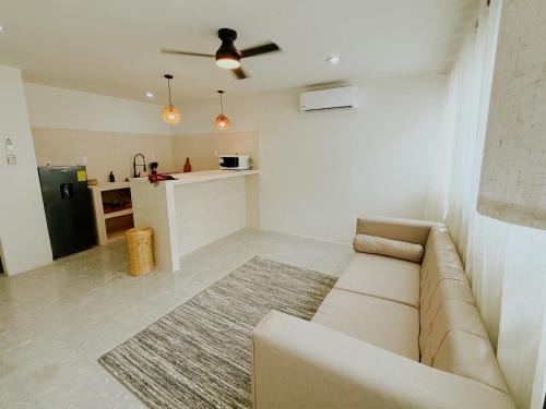 un soggiorno con divano e cucina di Depa 39 a Mérida