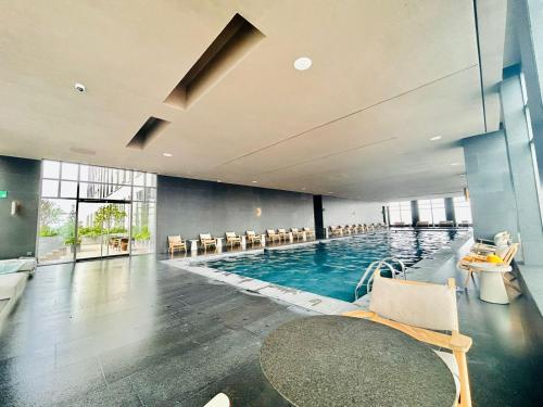 a large swimming pool with chairs in a building at Loft Reforma Embassy USA in Mexico City