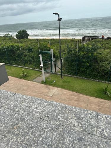 een uitzicht op een strand met een straatlicht en de oceaan bij Aconchego Moro- Apto708, T-2 in Barra Velha