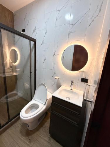 ein Badezimmer mit Toilette, Waschbecken und Dusche in der Unterkunft Luxury suite in Puyo in Puyo