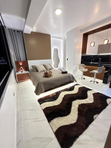 ein Schlafzimmer mit einem Bett mit einem Zebrateppich in der Unterkunft Luxury suite in Puyo in Puyo