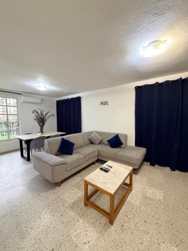 a living room with a couch and a table at Cómodo departamento en planta baja con dos recámaras in Villahermosa