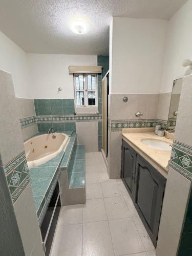 een badkamer met 2 wastafels en een bad bij Comfortable ground floor apartment with 2 bedrooms in Villahermosa