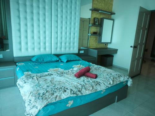 En eller flere senge i et værelse på sunset homestay marina island, lumut perak