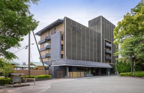 a building with a hotel on top of it at Higaki Hotel in Gamagōri