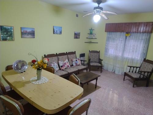 een woonkamer met een tafel en een bank bij Ziegler House in Concepción del Uruguay