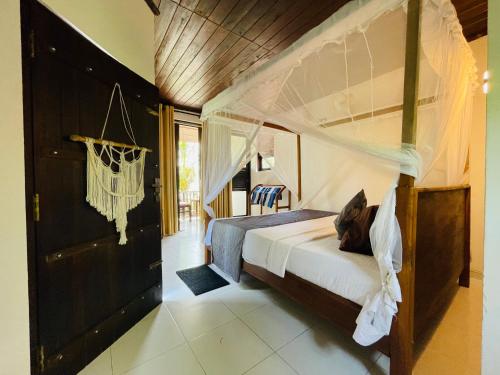 En eller flere senge i et værelse på D N A Secret Palace