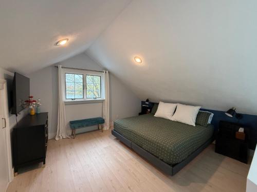 Giường trong phòng chung tại Cozy Waterfront Cottage - Sleeps 4