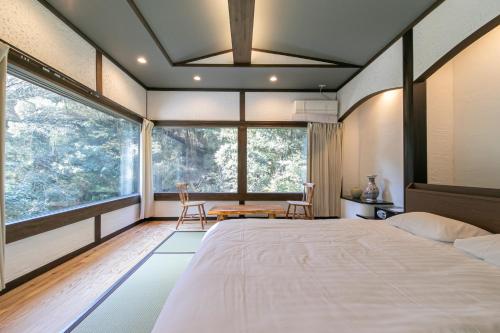 En eller flere senge i et værelse på 天然温泉旅館 繁花荘せせらぎ