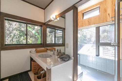 Køkken eller tekøkken på 天然温泉旅館 繁花荘せせらぎ