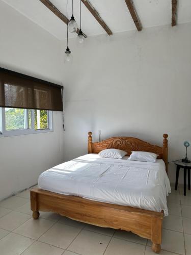 En eller flere senge i et værelse på Beachfront House with Terrace and Panoramic Ocean View