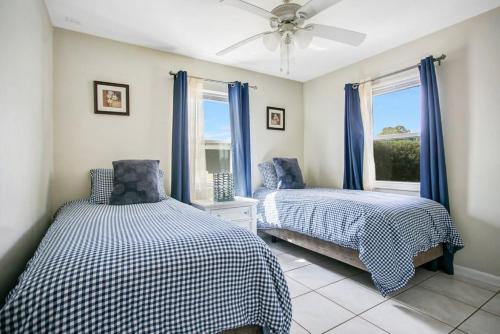 Giường trong phòng chung tại Home away from Home!