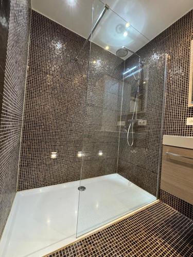a bathroom with a shower with a glass door at Heel Appartement 90m2 met 2 slaapkamers woonkamer Keuken badkamer privé garage in Sint-Truiden