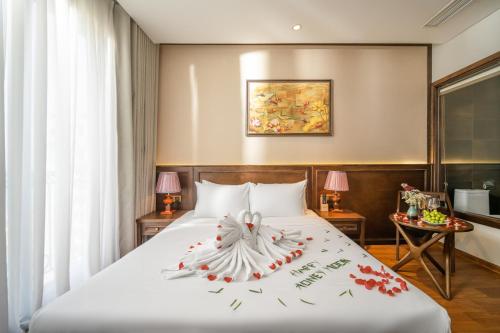 Giường trong phòng chung tại Golden Lotus Hotel Da Nang - Rooftop Bar Sea View