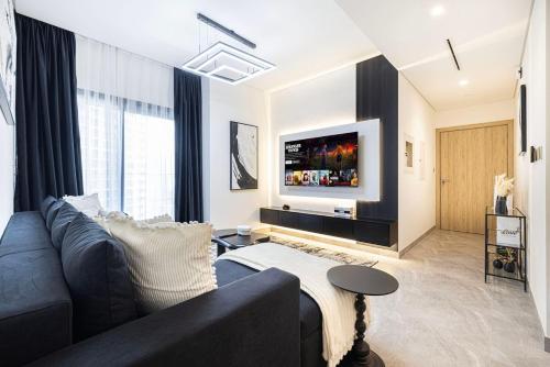 Luxury 3 Bedroom Apartment, 8 mins from Dubai Mall, Sleeps 6 people
