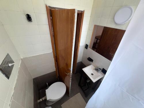 a small bathroom with a toilet and a sink at Polimar in Mar de Ajó