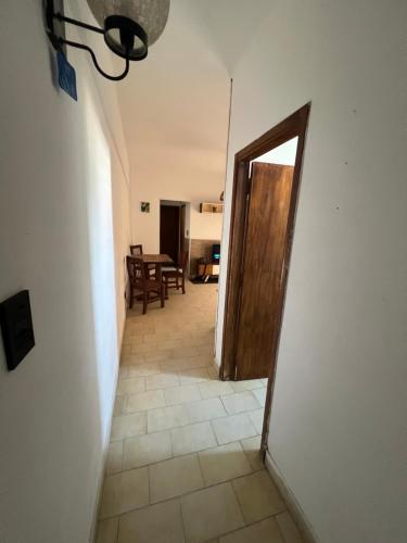a hallway with a door leading to a dining room at Polimar in Mar de Ajó