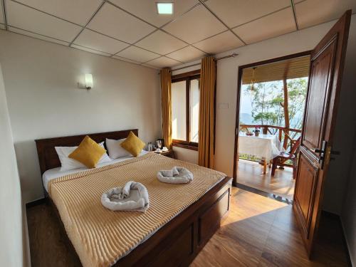 een slaapkamer met een bed met twee handdoeken erop bij Golden rich view in Ella