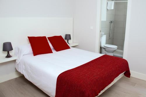 Cama o camas de una habitación en 8Rooms Madrid