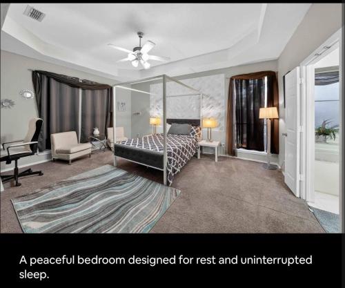 a bedroom with a bed and a couchoren designed for rest and uninterrupted sleep at Le Monye in Lewisville