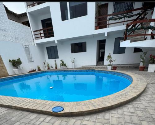 een zwembad voor een gebouw bij Departamento en Playa Pulpos - 2 habitaciones - Piscina compartida in Arica