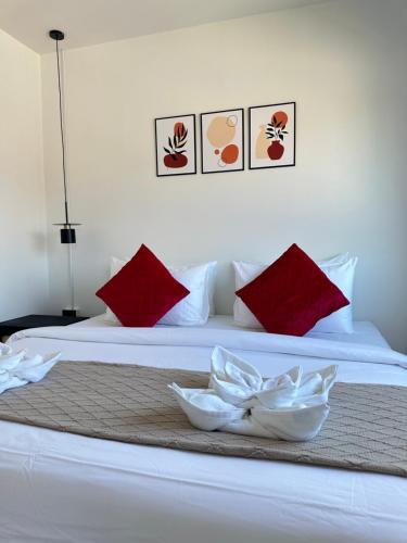 Ein Bett oder Betten in einem Zimmer der Unterkunft Jellyfish Residence Patong