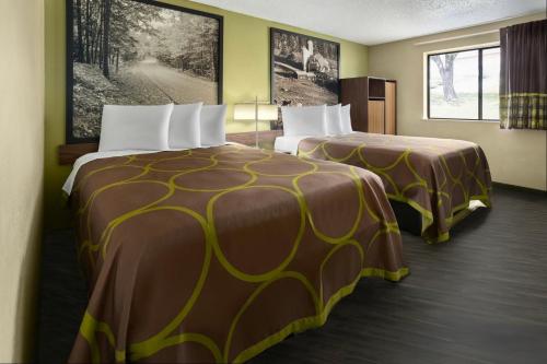 En eller flere senge i et værelse på Super 8 by Wyndham St. Clairsville OH/Wheeling WV Area