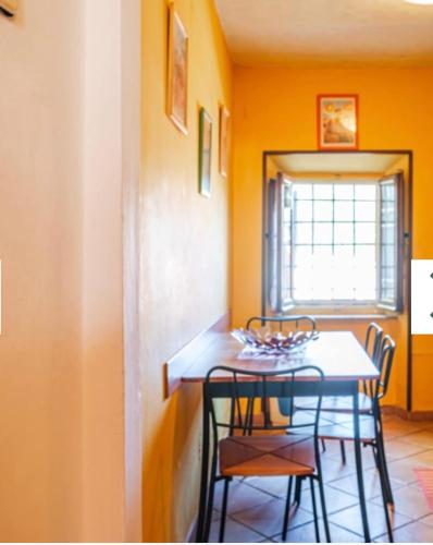 a dining room with a table and chairs at Dimora del Viaggiatore Montecatini Terme in Serravalle Pistoiese