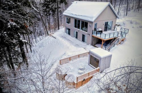 an aerial view of a house in the snow at 5 min Mont Tremblant - Private Nordic Spa & Sauna in Lac-Superieur