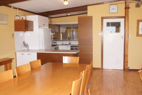 een keuken met een houten tafel en een eetkamer bij Gabbadah Beach House in Guilderton
