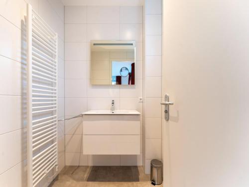 Koupelna v ubytování Serene Holiday Home in De Koog Texel with Sauna