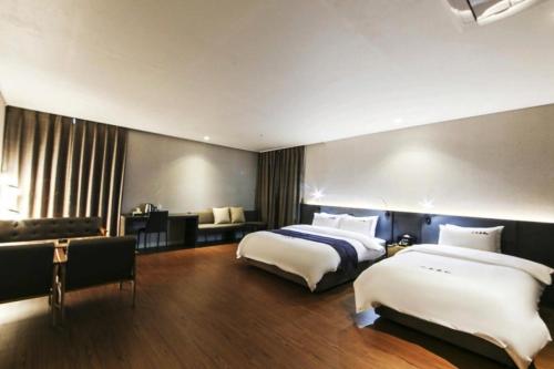 Postel nebo postele na pokoji v ubytování Daesungkwan Hot Spring Hotel