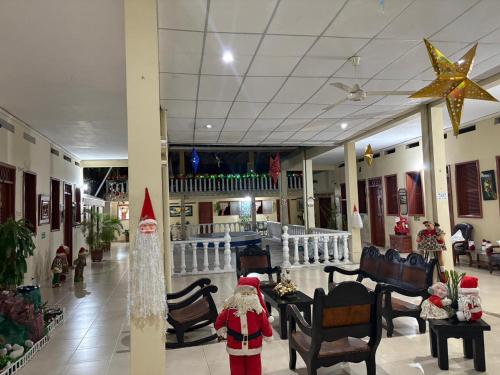 eine Lobby mit Weihnachtsmann-Dekorationen in einem Gebäude in der Unterkunft Hotel Marios in Espinal