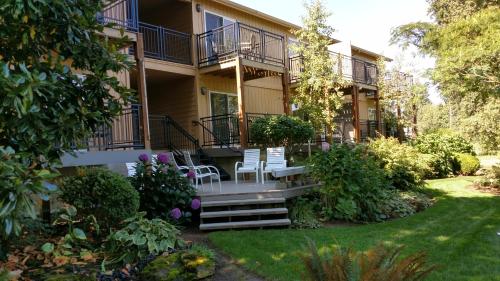 a house with chairs on the front yard at Lewis River Inn in Woodland
